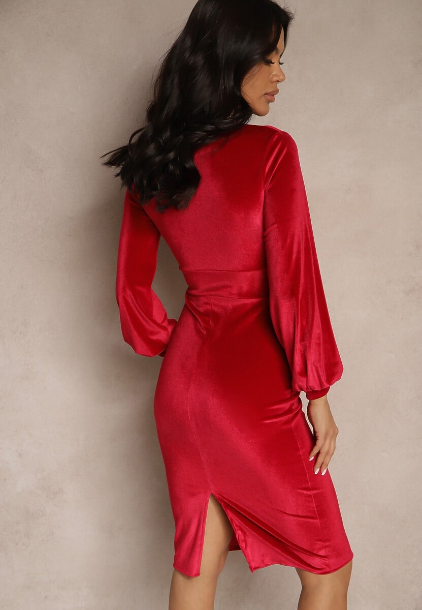 Czerwona Sukienka z Weluru o Dopasowanym Kroju i Dekolcie w V Wiolette