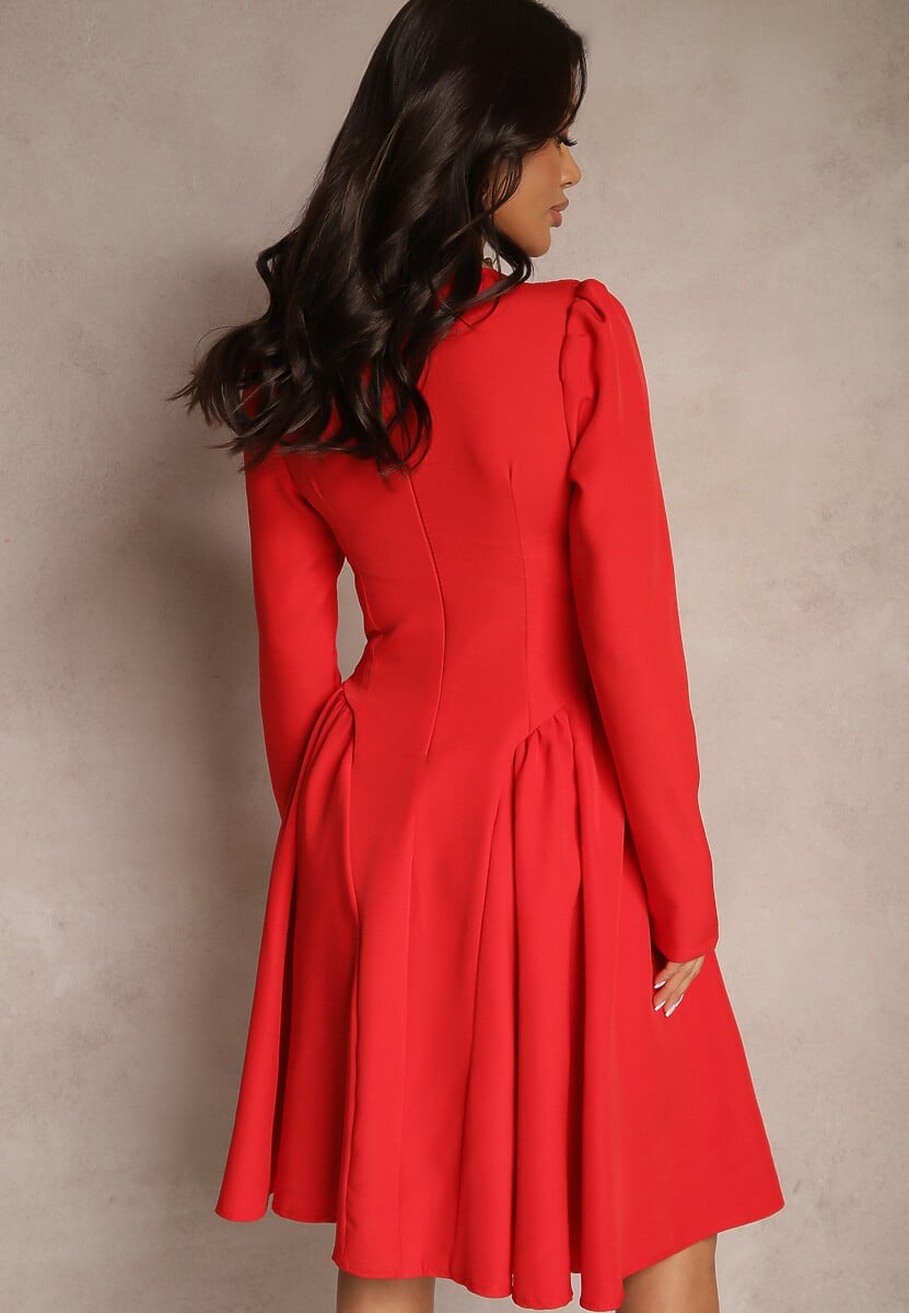 Czerwona Sukienka o Rozkloszowanym Kroju z Gorsetową Górą Tillitte