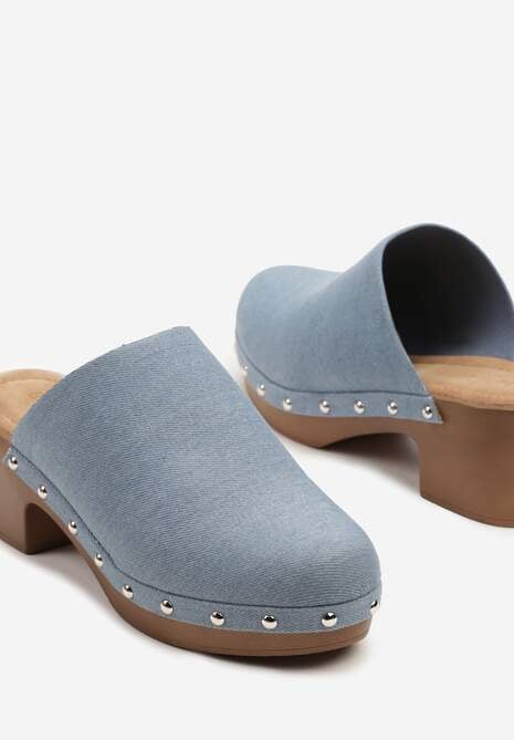 Niebieskie Klapki Drewniaki Typu Mule na Słupku Zdobione Nitami Hlerra
