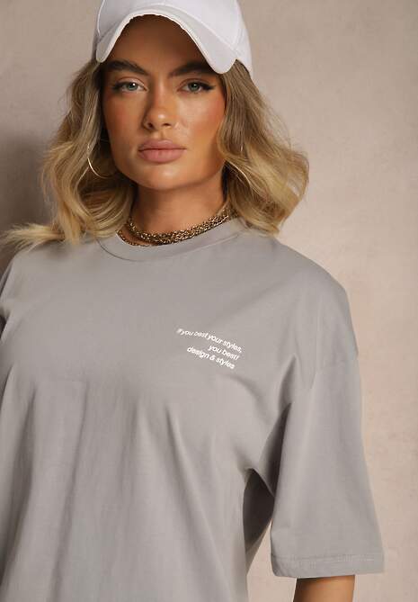 Szara Koszulka o Fasonie T-shirt z Napisami Na Plecach i na Przodzie Seninora