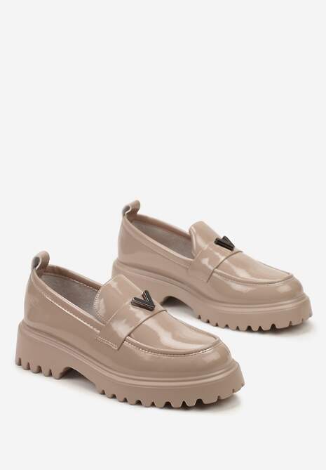 Ciemnobeżowe Mokasyny z Lakierowanej Ekoskóry z Ozdobą z V Intira