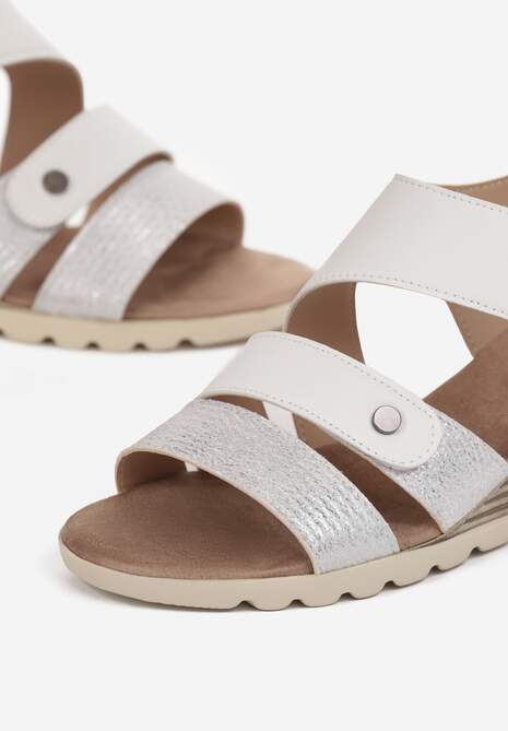 Białe Sandały na Koturnie Imitującym Drewno z Paskiem na Rzep Tegania