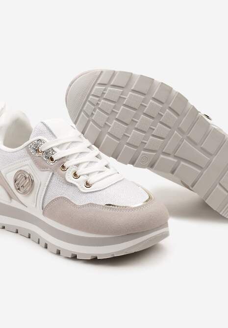 Biało-Beżowe Sneakersy z Ekoskóry ze Sznurowaniami i Ozdobną Aplikacją Jatina