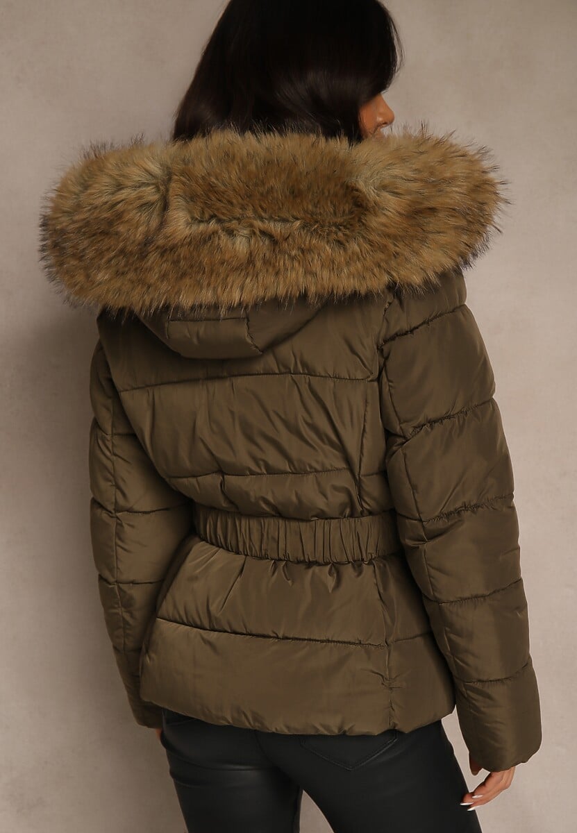 Ciemnozielona Kurtka Pikowana z Nieodpinanym Kapturem Futerkiem i Paskiem Retelda