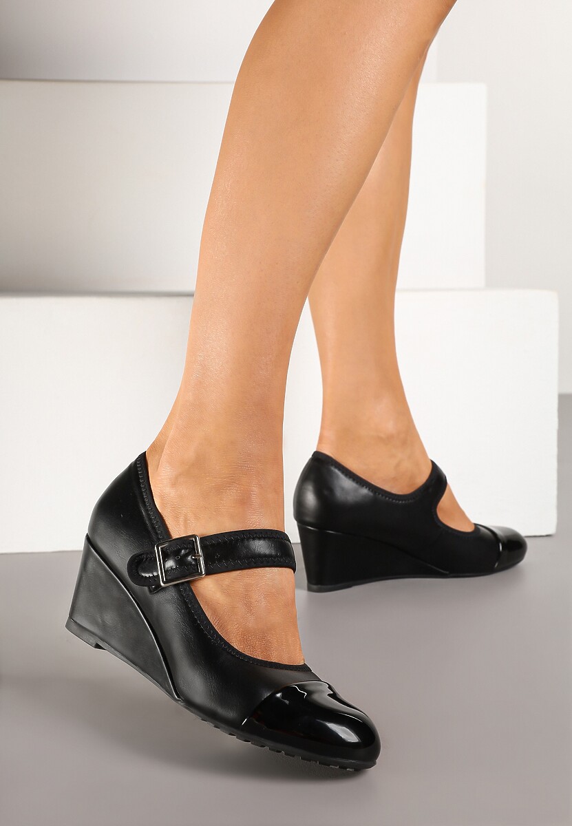 Czarne Retro Półbuty na Koturnie z Lakierowanym Noskiem i Zapięciem na Sprzączkę Avirina