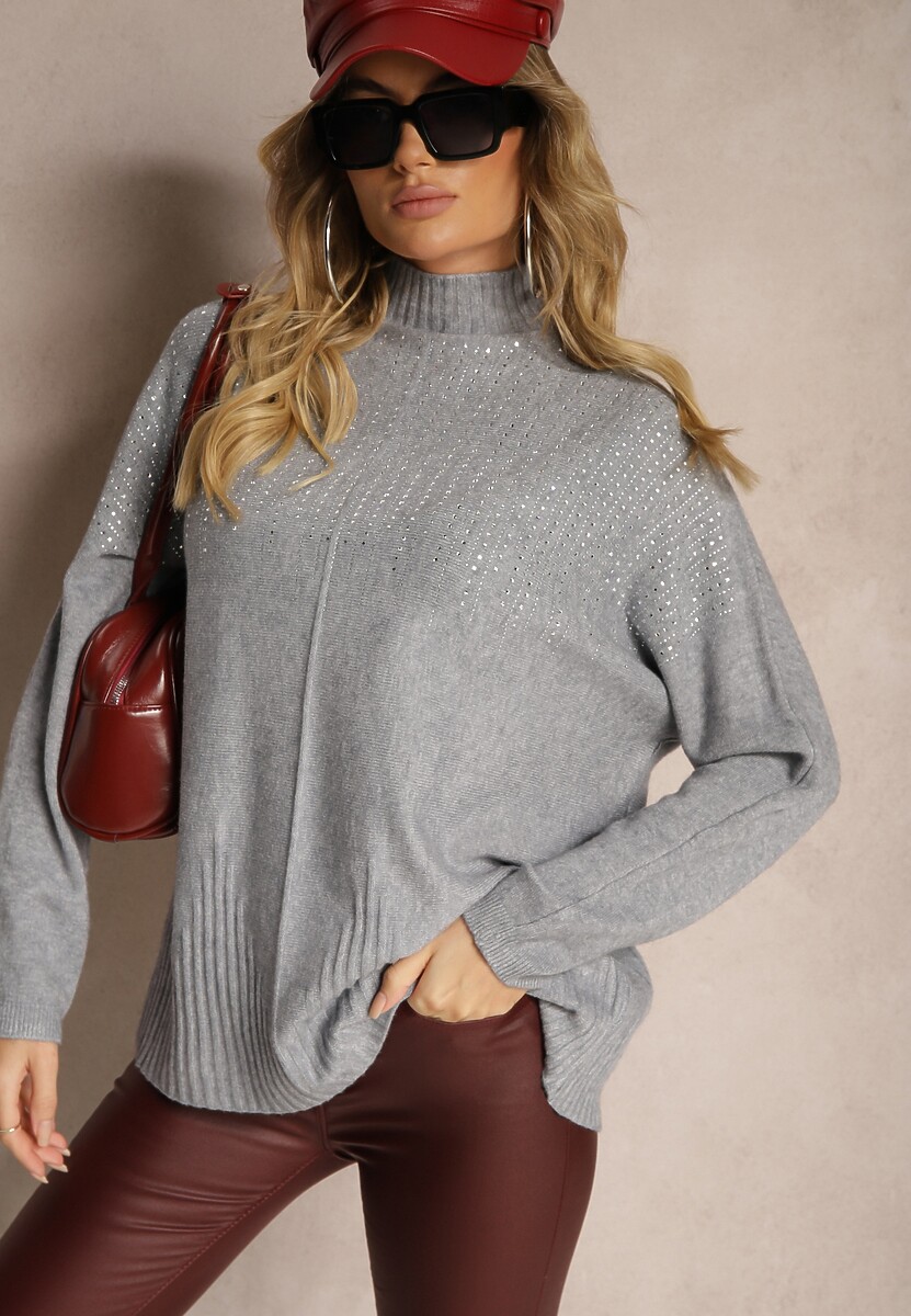 Jasnoszary Golf o Kroju Oversize z Eleganckim Cyrkoniowym Zdobieniem przy Dekolcie Melirra