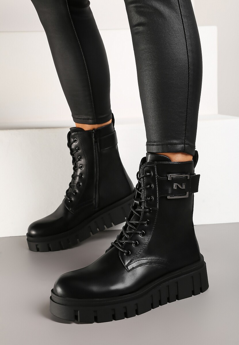Czarne Sznurowane Botki na Tłoczonej Platformie w Stylu Workerów z Metalową Ozdobą Vennith