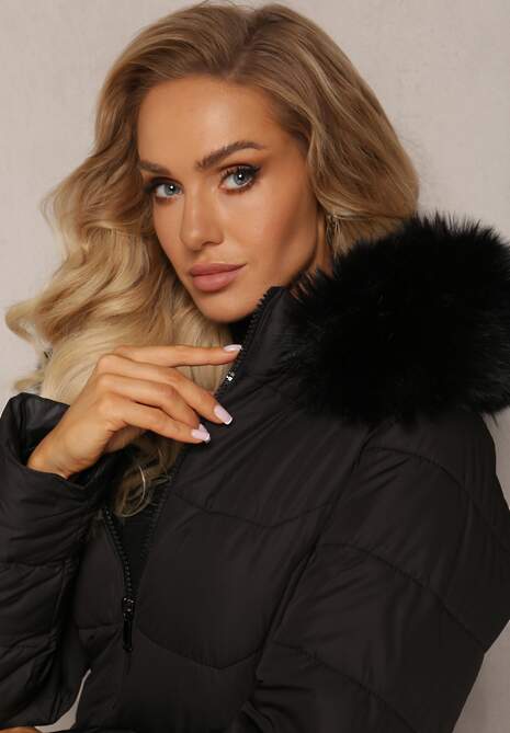 Czarna Kurtka z Klasycznym Pikowaniem i Kapturem z Futerkiem Aronnis