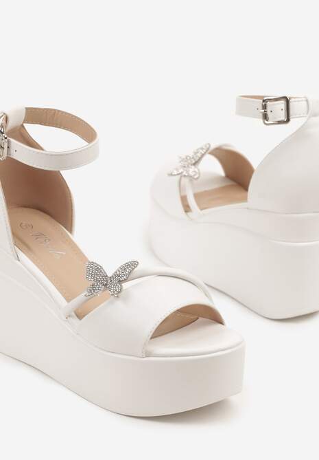 Białe Sandały na Platformie i Koturnie z Aplikacją Motylka i Sprzączką przy Kostce Lorkio