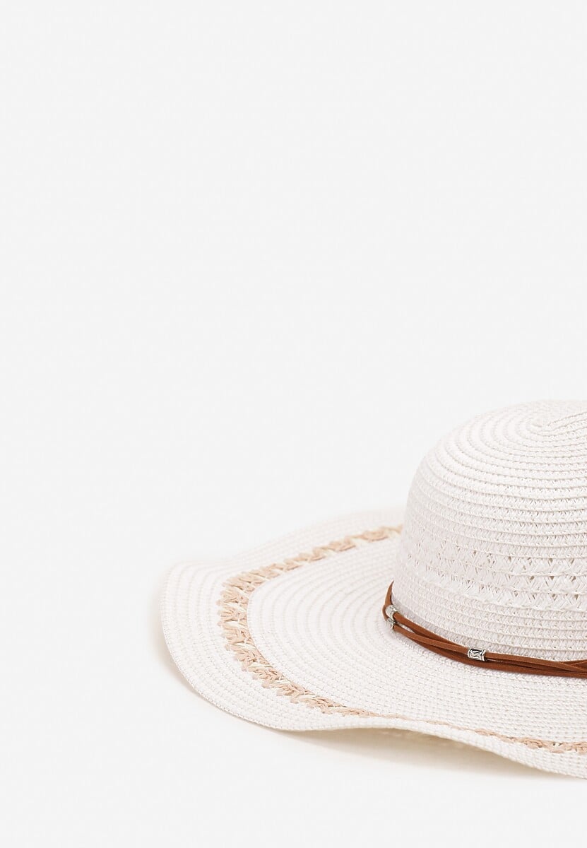 Biały Duży Kapelusz z Plecionki Naturalnej Udekorowany Wokół Rzemykami Aothiri