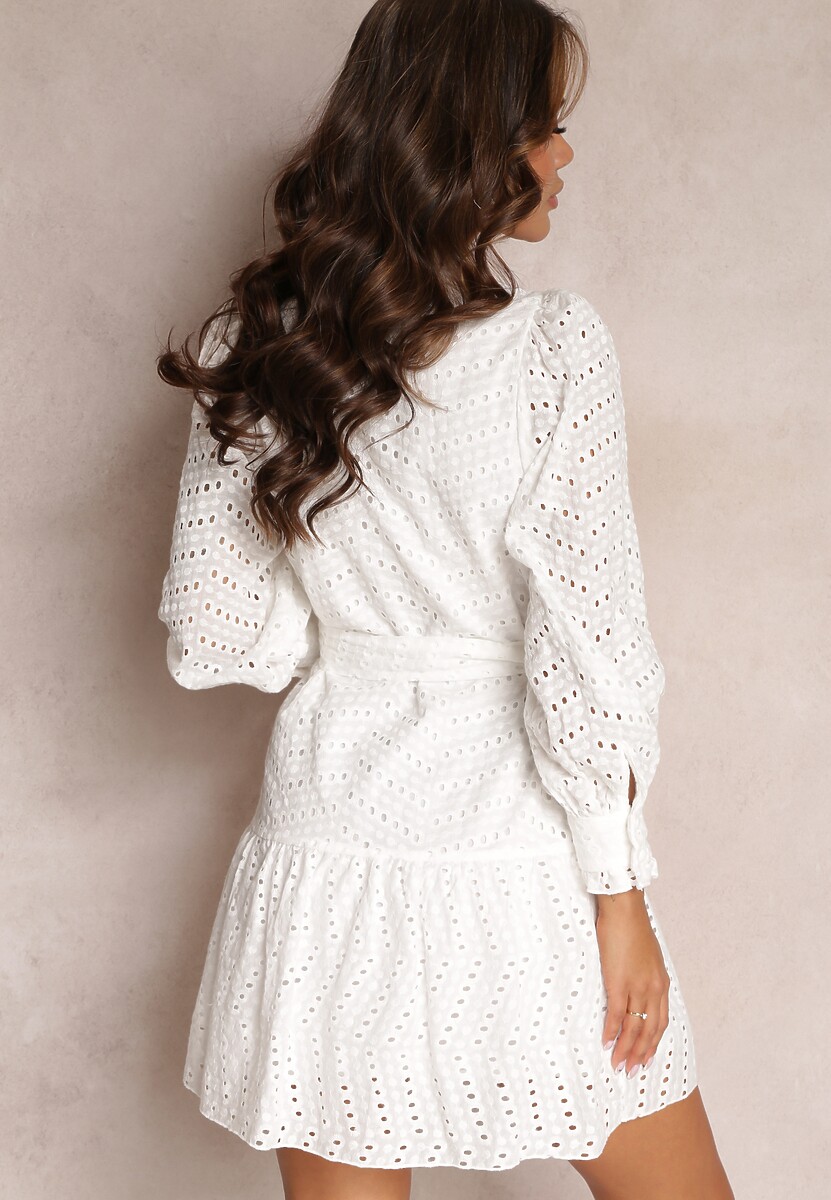 Biała Bawełniana Sukienka Koszulowa z Paskiem i Haftem z Drobnymi Wycięciami Clea