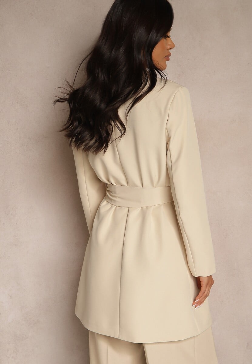 Beżowa Sukienka o Kroju Marynarki z Usztywnioną Linią Ramion Wiązana w Talii Equintina