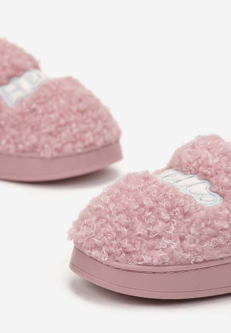 Różowe Futrzane Kapcie z Ozdobną Naszywką z Napisem Neussam
