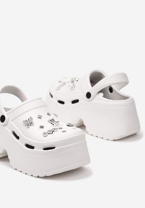 Białe Piankowe Klapki na Platformie z Paskiem na Piętę i Metalicznymi Ozdobami Whisella