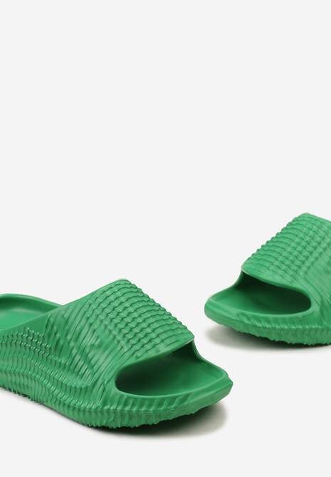 Zielone Klapki z lekkiej Pianki Ozdobione Wypukłym Tłoczeniem Konsia