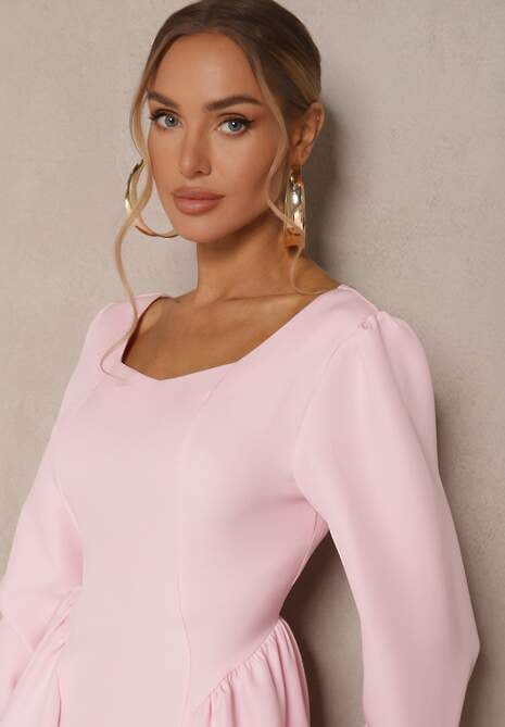 Różowa Sukienka o Rozkloszowanym Kroju Ozdobiona Kwadratowym Dekoltem Katirva