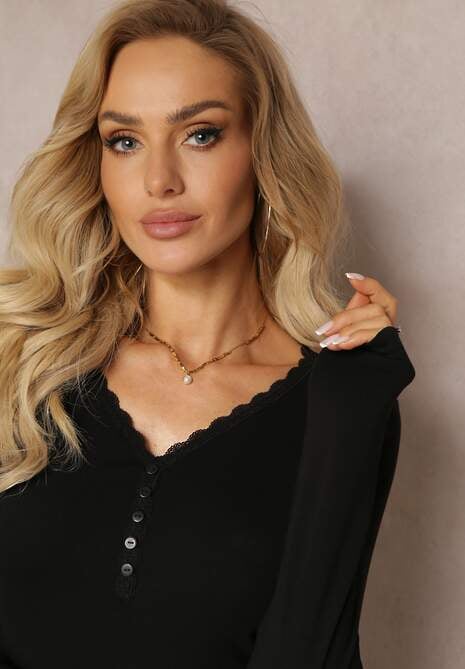 Czarna Bluzka z Elastycznej Bawełny Ozdobiona Guzikami i Koronką Senura