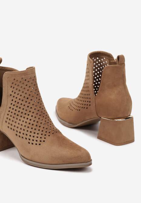 Ciemnobeżowe Botki Vices z Ekozamszu z Ozdobnymi Wycięciami na Słupku z Metalicznym Detalem Naetha