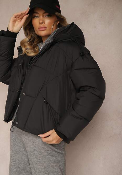 Czarna Pudełkowa Kurtka z Pikowanymi Przeszyciami i Kapturem Zdobiona Ściągaczami Hedilea