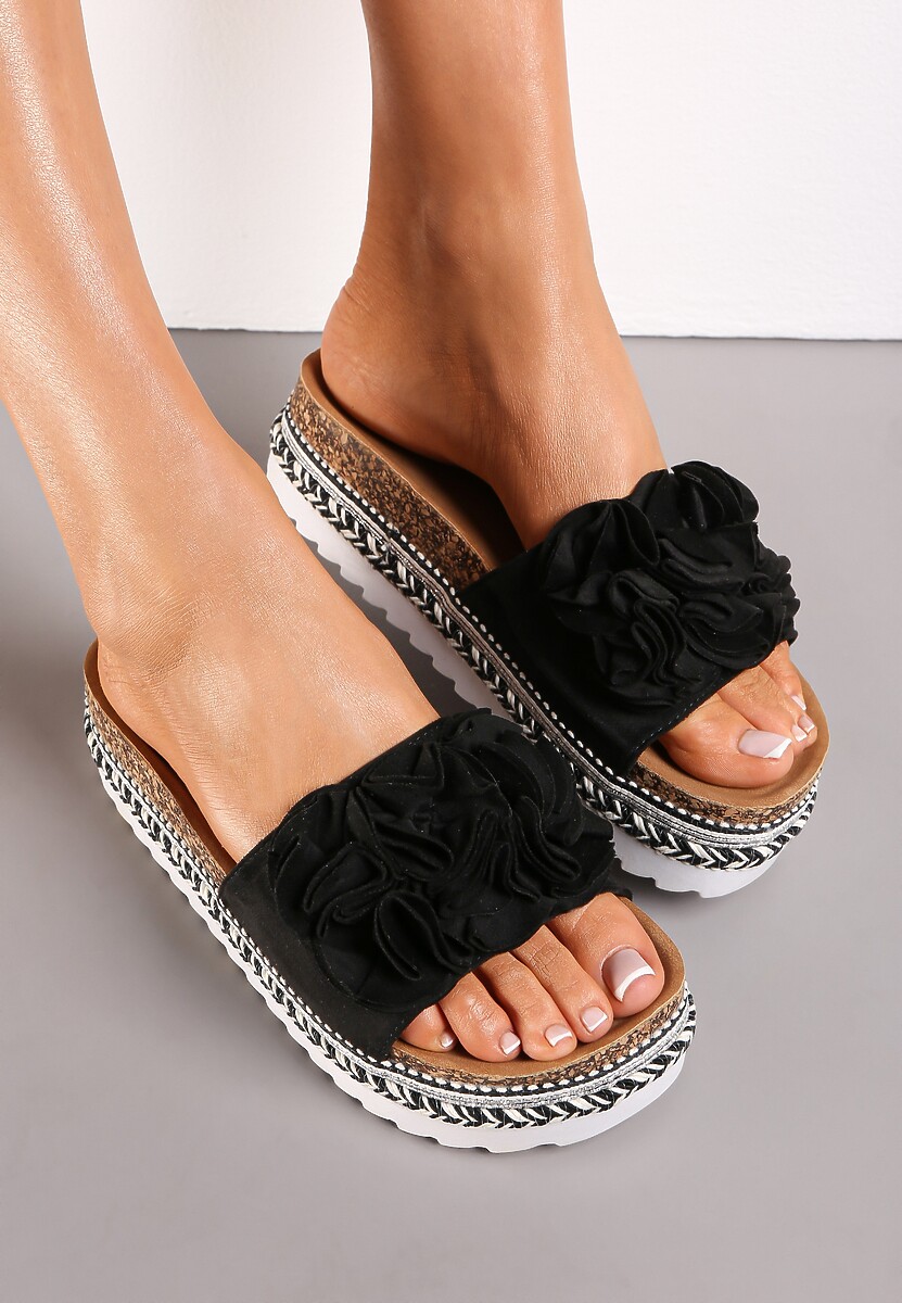 Czarne Klapki na Dekoracyjnej Platformie z Szerokim Paskiem Manilin