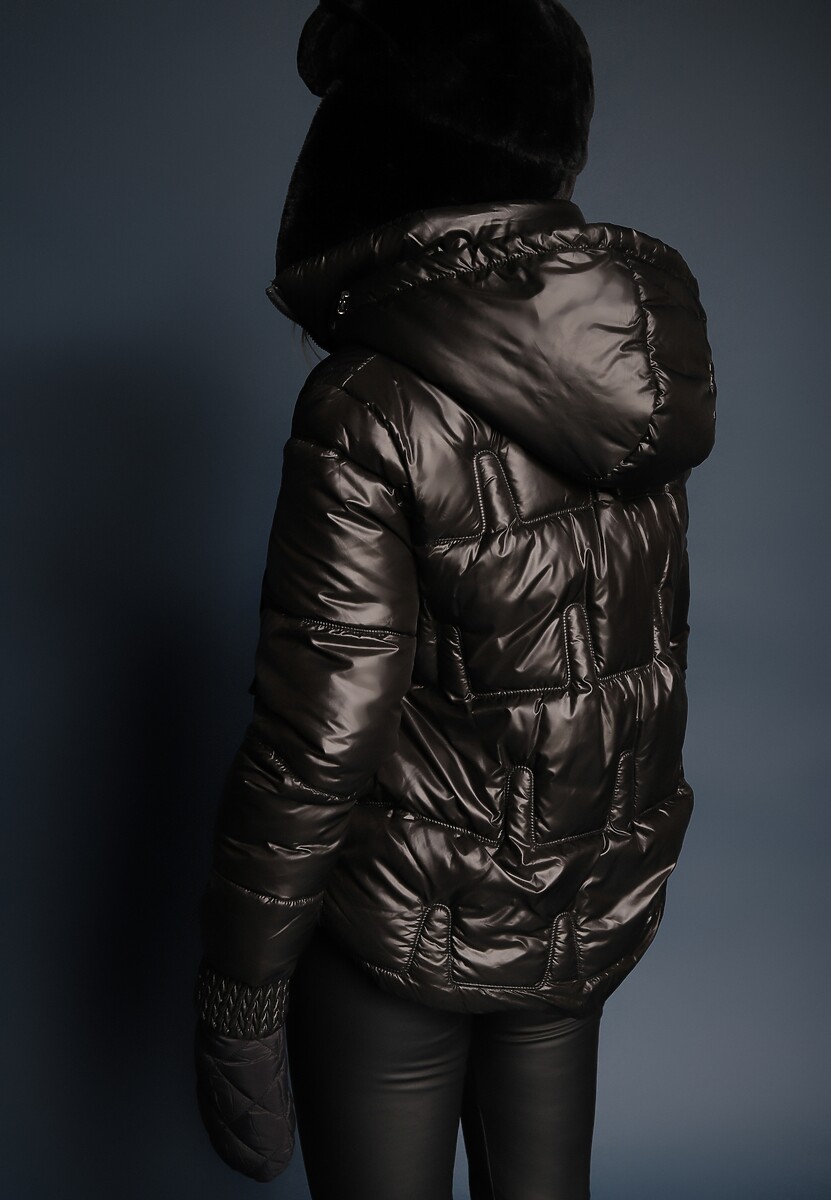 Czarna Kurtka z Odpinanym Kapturem Dłuższym Tyłem i Ściągaczami z Pikowanym Przeszyciem Zinlea