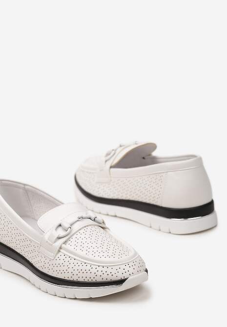 Białe Mokasyny ze Skórzaną Wkładką Perforacją i Klamrą Gamiara