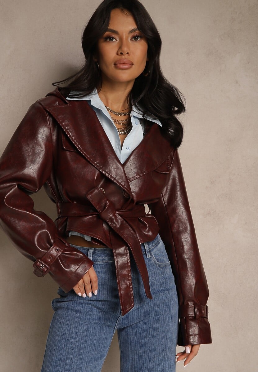 Bordowa Kurtka z Ekoskóry o Krótkim Kroju w Stylu Trencza z Paskiem i Kapturem Nilassiela