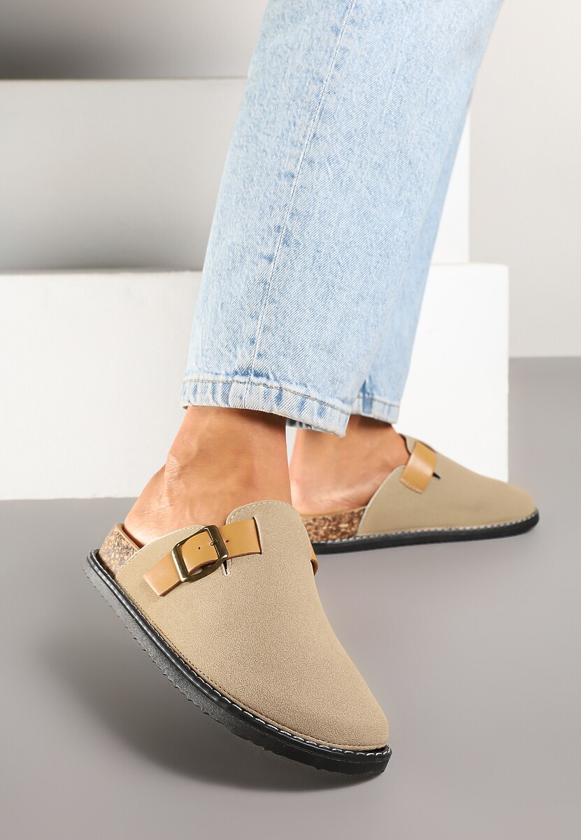 Ciemnobeżowe Klapki Typu Chodaki z Paskiem ze Sprzączką Aleritea