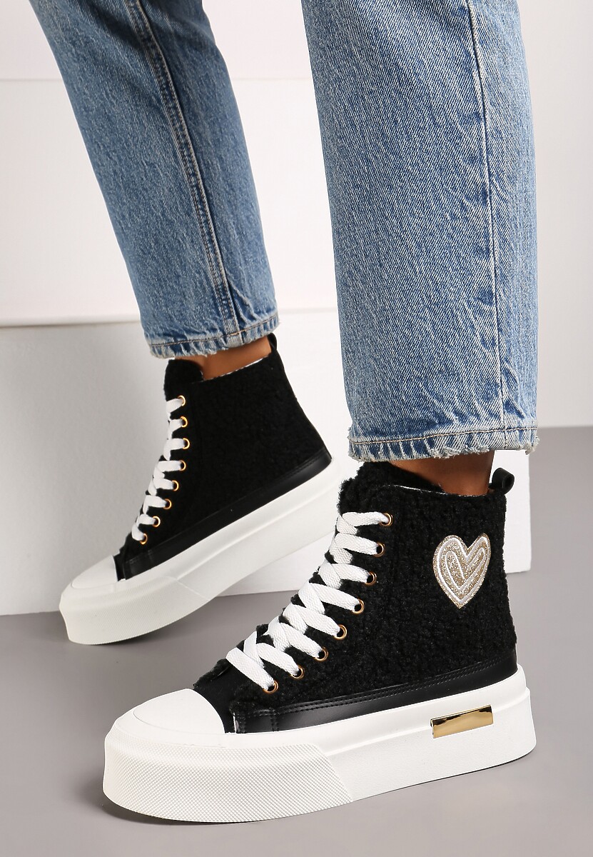 Czarne Futerkowe Trampki na Platformie z Ozdobną Naszywką w Kształcie Serca Aelinna