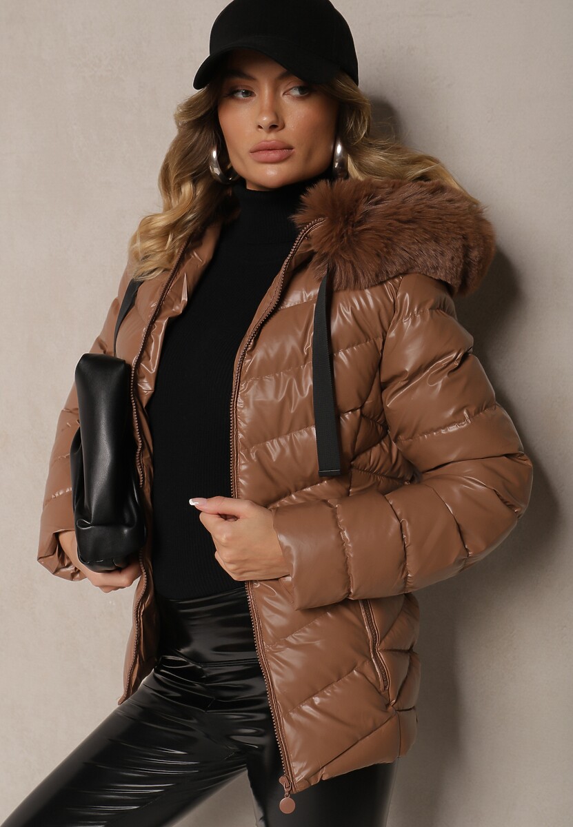 Brązowa Taliowana Kurtka z Pikowanymi Przeszyciami i Kapturem z Futrzanym Wykończeniem Arirra