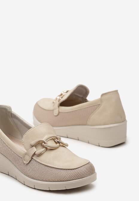 Beżowe Półbuty ze Skórzaną Wkładką na Koturnie z Ozdobną Klamrą Klurentia