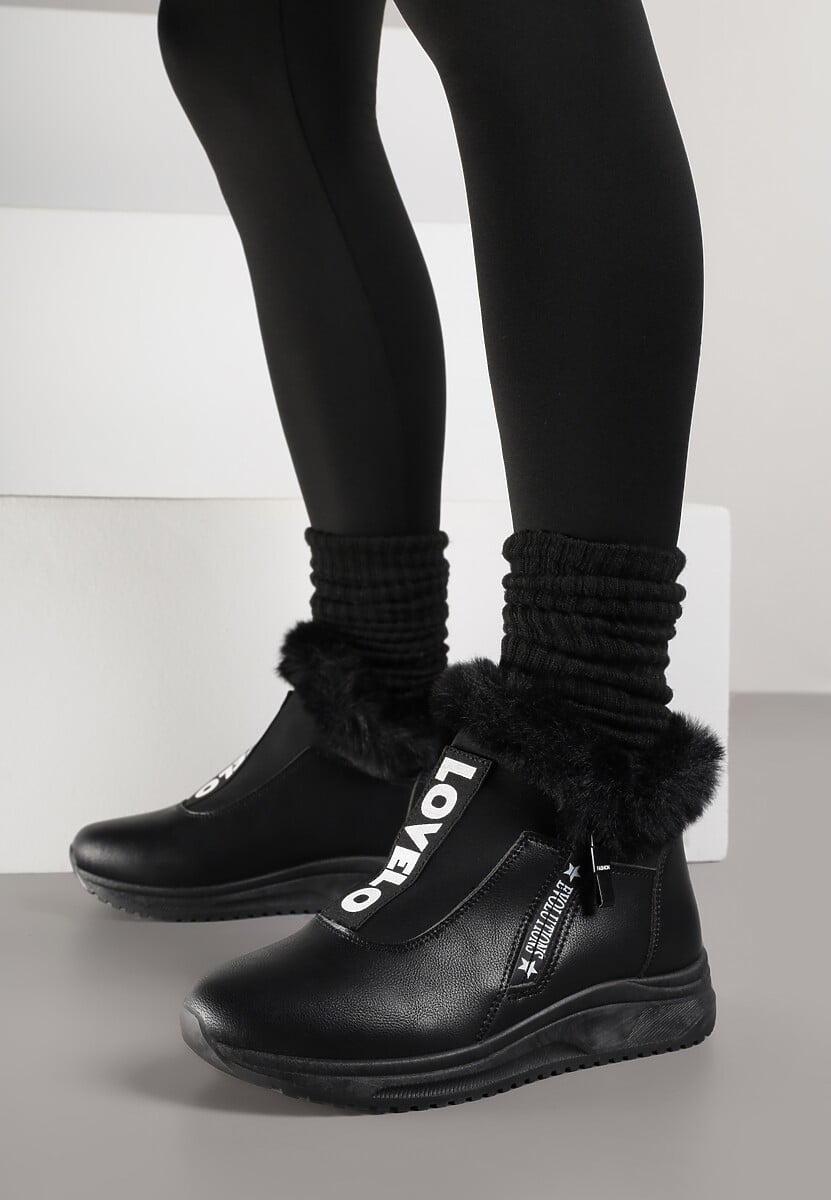 Czarne Sneakersy na Płaskiej Podeszwie Ozdobione Futerkiem i Napisami Rialises