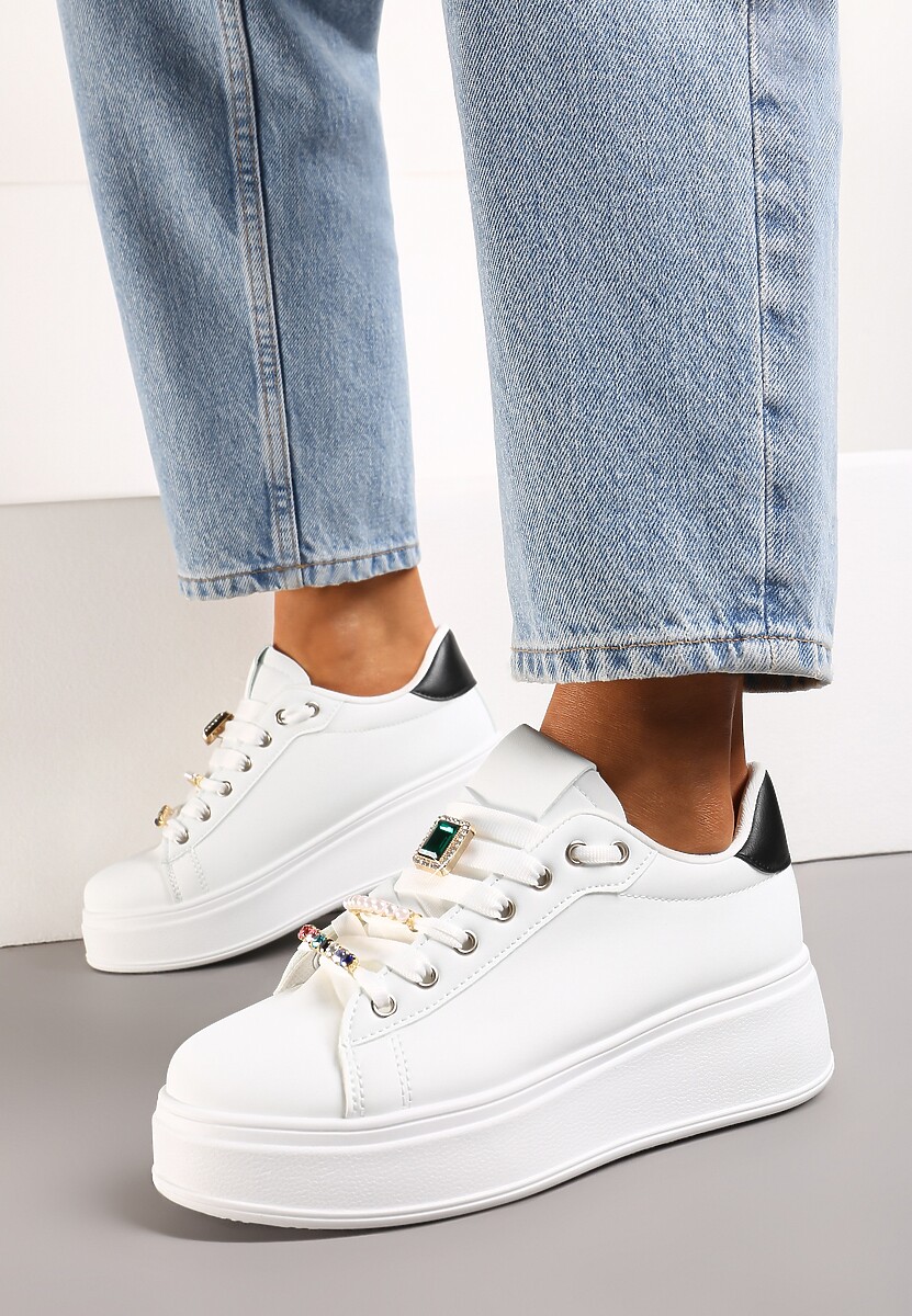 Biało-Czarne Sneakersy na Platformie z Biżuteryjnymi Zawieszkami na Sznurówkach Faeleen