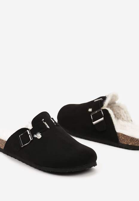 Czarne Kapcie z Imitacji Zamszu na Korkowej Podeszwie z Ozdobną Klamrą Riaseth
