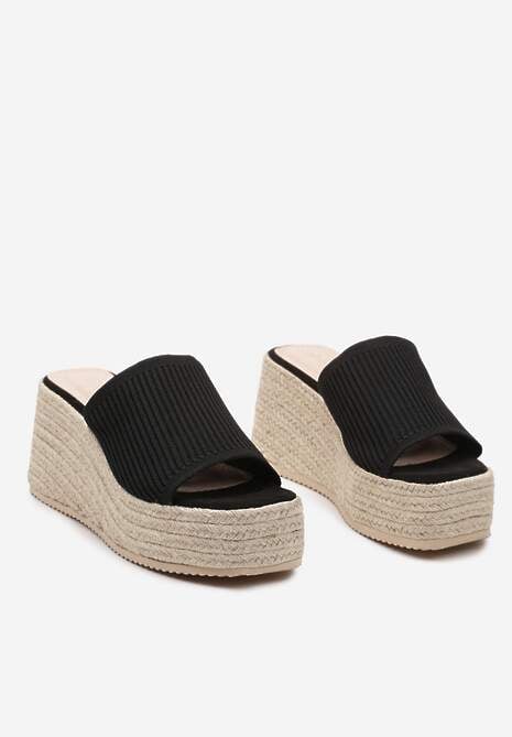 Czarne Klapki na Koturnie Ozdobionym Plecionką Obdaria