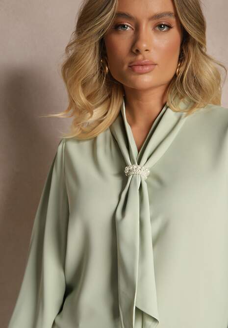 Zielona Bluzka o Koszulowym Kroju z Żabotem i Perłowym Zdobieniem Gonialith