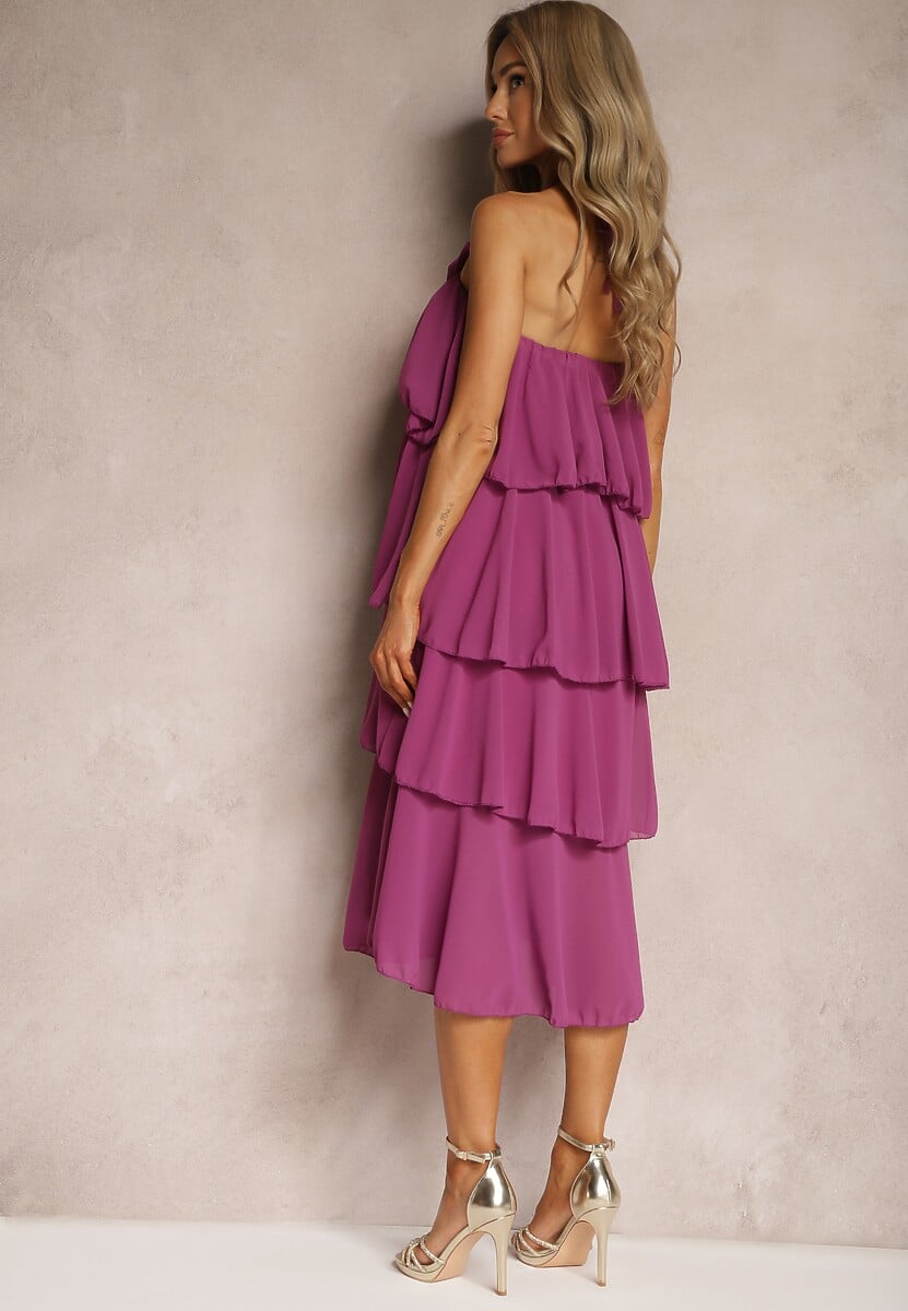 Fioletowa Sukienka z Kwiatową Broszką Wykończona Falbanami i Wiązaniem na Szyi Tinashell