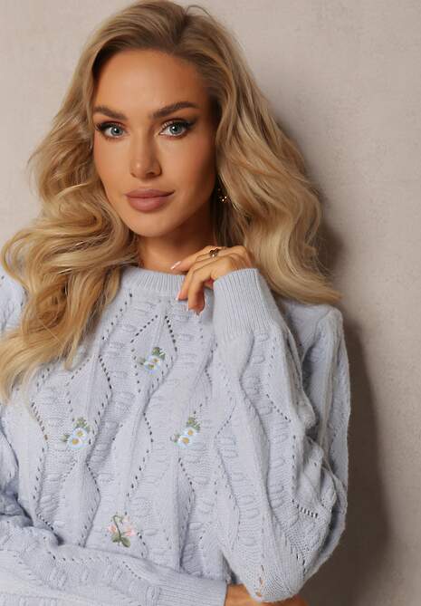 Jasnoniebieski Klasyczny Sweter z Długim Rękawem i Wyhaftowanymi Kwiatami Hadriela