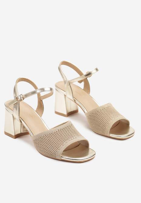Złote Sandały na Słupku Ozdobione Siateczkowym Paskiem Arivona
