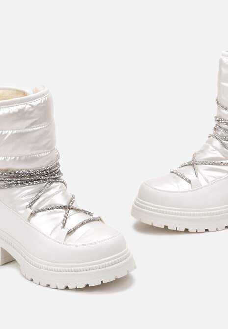 Białe Śniegowce na Platformie z Wiązaniem w Cyrkonie Brelara