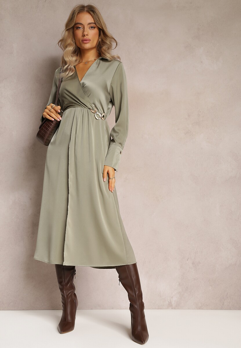 Zielona Satynowa Sukienka Kopertowa z Gumką i Łańcuszkiem w Talii Shaffa