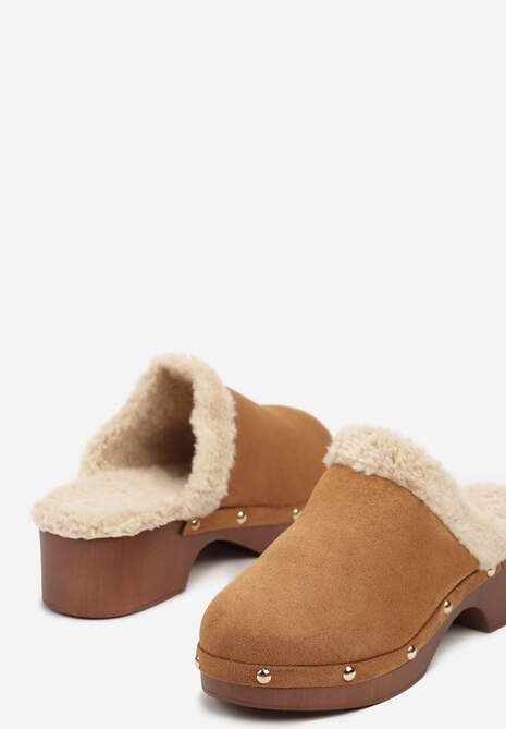 Brązowe Klapki na Słupku w Stylu Chodaków Ozdobione Nitami i Futerkiem Serratta