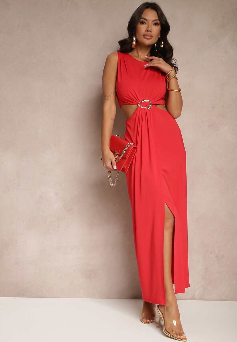 Czerwona Sukienka z Wiskozą Metalową Ozdobą i Wycięciami po Bokach Odivane