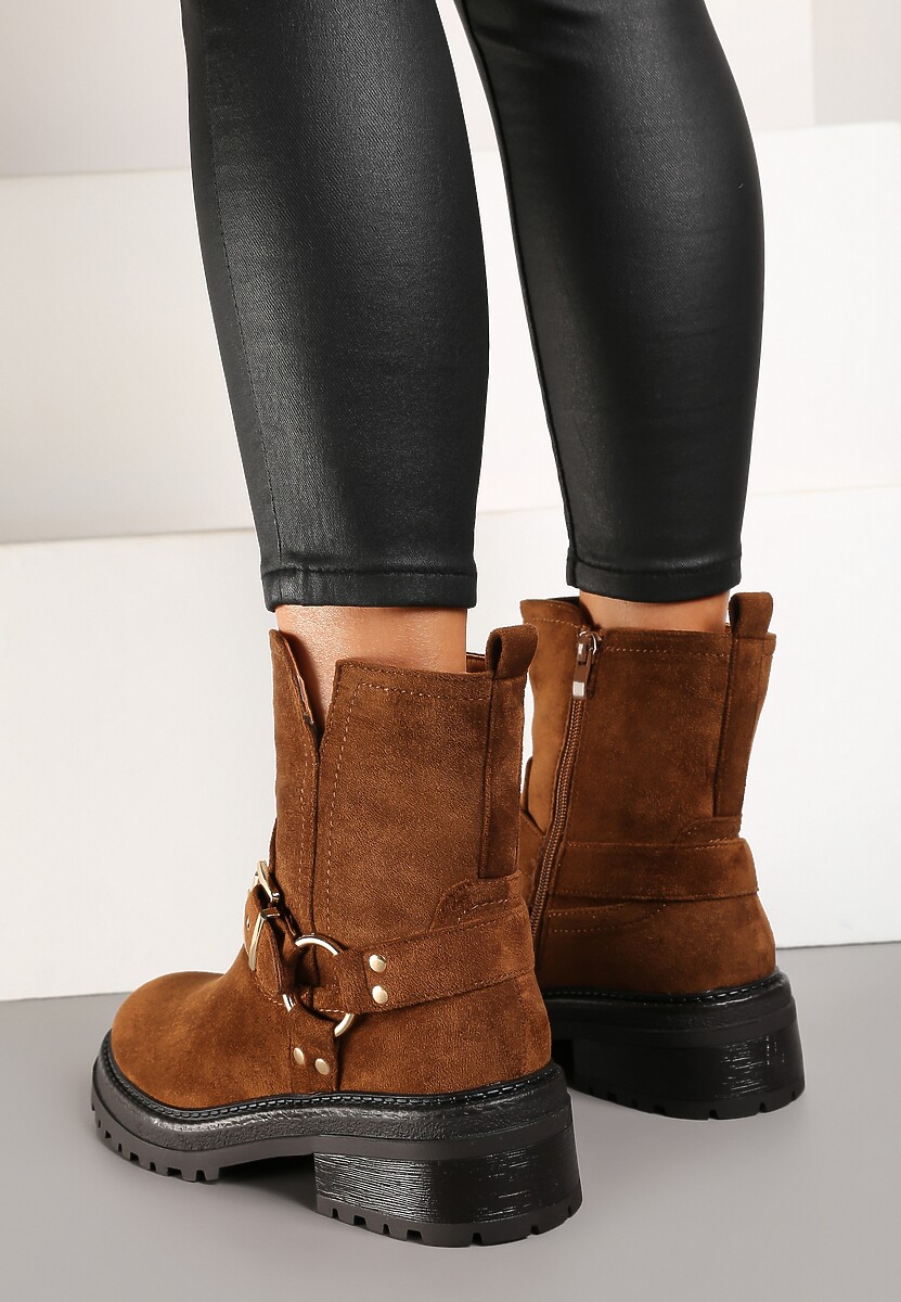 Brązowe Botki w Motocyklowym Stylu z Ekozamszu z Ozdobną Klamrą przy Cholewce Ninnaria