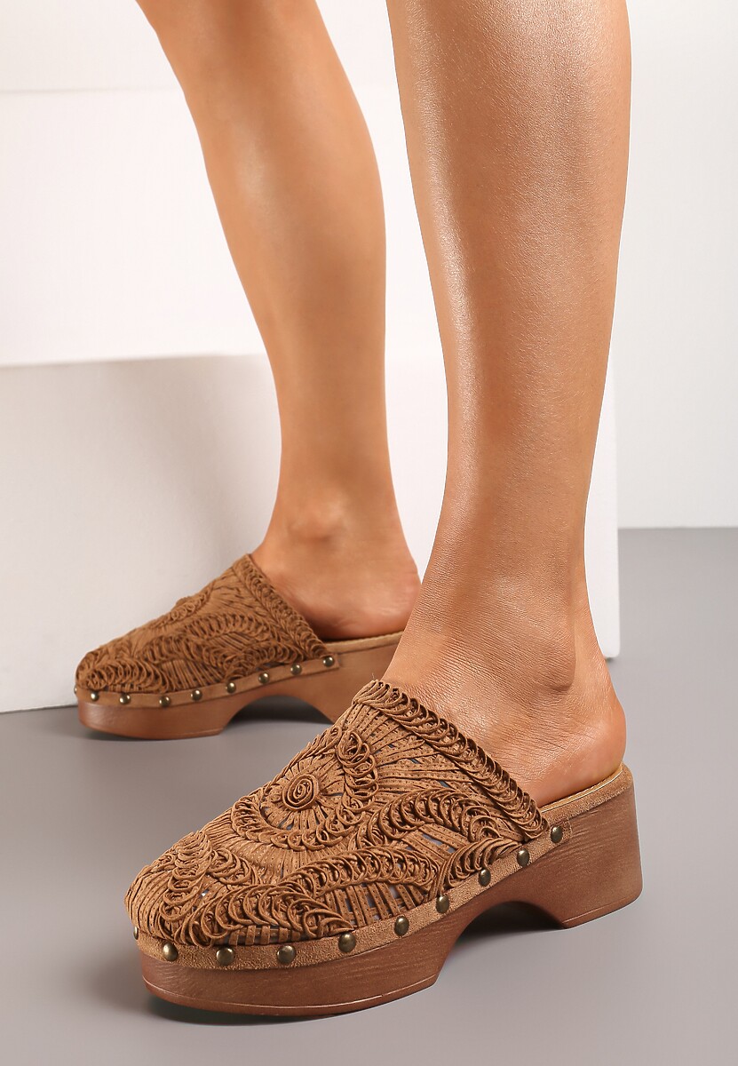 Brązowe Klapki Chodaki Ozdobione Plecionką i Nitami na Grubej Podeszwie Riorella