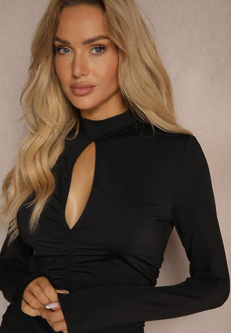 Czarna Sukienka o Dopasowanym Fasonie z Wycięciem przy Dekolcie Zailaura