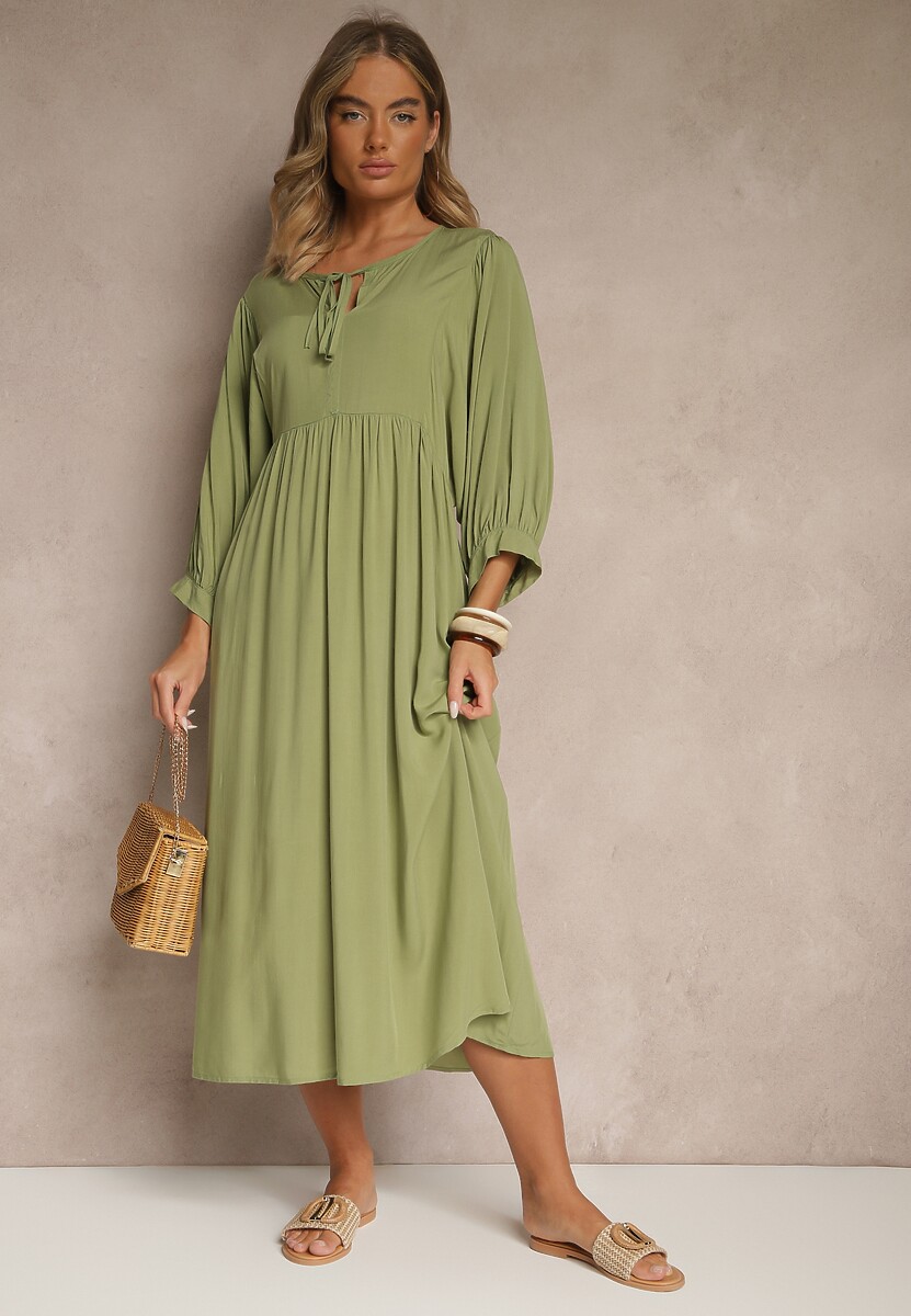 Zielona Wiskozowa Sukienka o Rozkloszowanym Kroju Wiązana przy Dekolcie Tilvessa