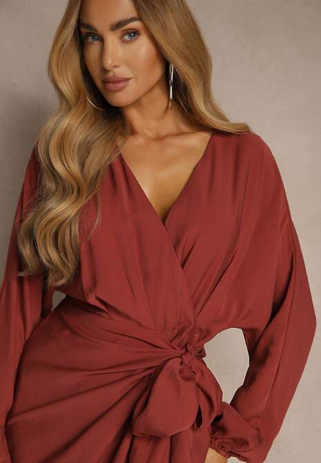 Czerwona Kopertowa Sukienka z Wiskozy z Bufiastymi Rękawami Wiązana w Talii Anevra