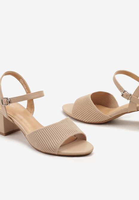Beżowe Sandały na Słupkowym Obcasie z Tłoczeniem na Pasku Natissa