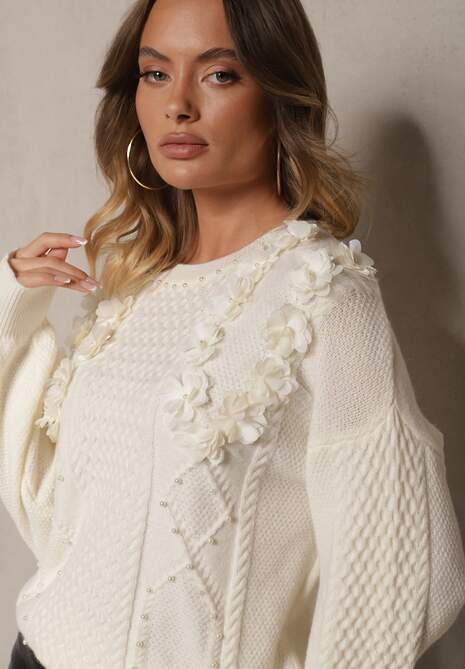 Biały Klasyczny Sweter z Ozdobnymi Kwiatowymi Aplikacjami i Perełkami Leanwenna